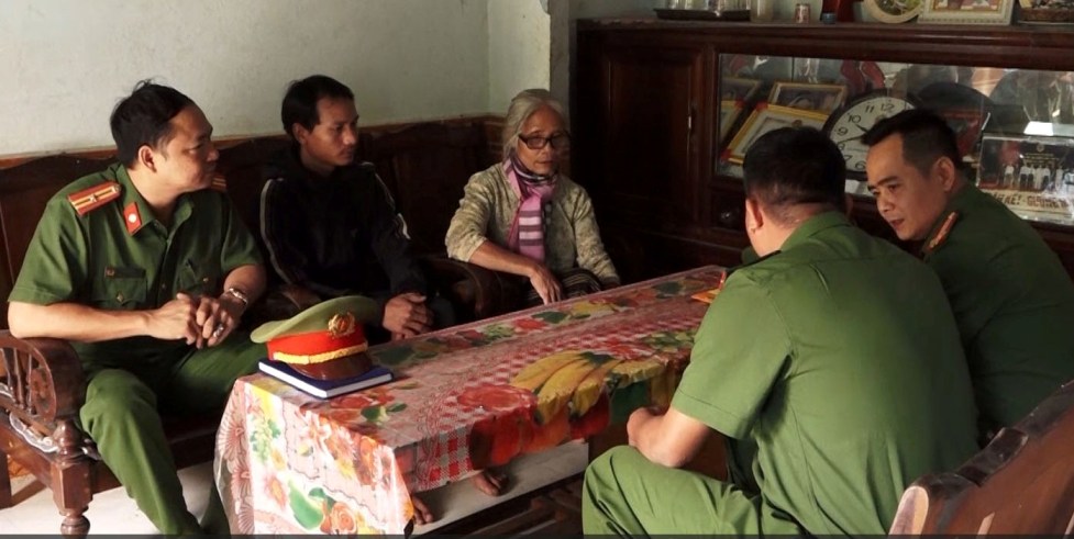 Police forces in Quang Ngai stick close to the grassroots, grasp the situation related to the suspicion of "poison pawning" to propagate and explain. Photo: Vien Nguyen