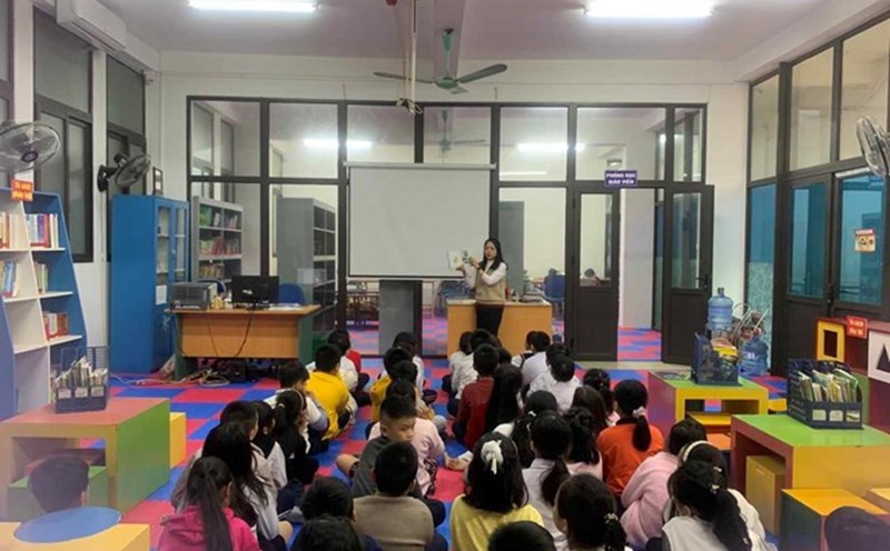 Officials, teachers, librarians... after the probationary period ends will be paid according to current regulations. Photo: Mai Anh