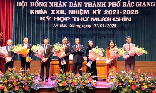 Phó Chủ tịch HĐND tỉnh Bắc Giang Nghiêm Xuân Hưởng chúc mừng Thường trực HĐND và các ban của HĐND TP Bắc Giang. Ảnh: Báo Bắc Giang