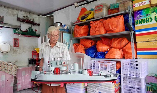 Ông Tiến tái chế vỏ lon thành mô hình thuyền, máy bay ở TPHCM. Ảnh: Như Quỳnh