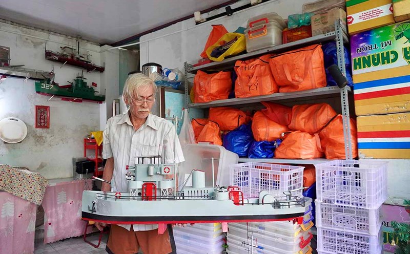 Mr. Tien recycles cans into model boats and planes in Ho Chi Minh City. Photo: Nhu Quynh