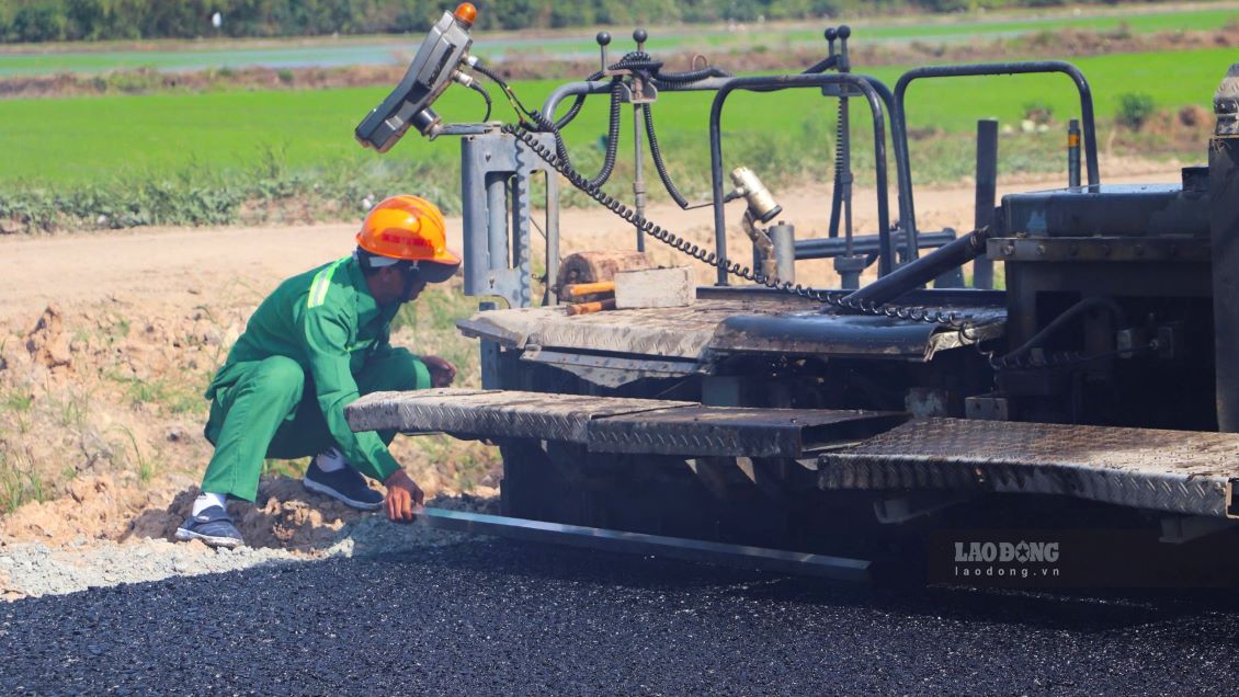 Ngoai tham be tong nhua 250m doan Can Tho – Hau Giang, nha thau - Cong ty 492 cung da tien hanh thi cong 130m nhua tuyen noi cua du an doan Hau Giang - Ca Mau.