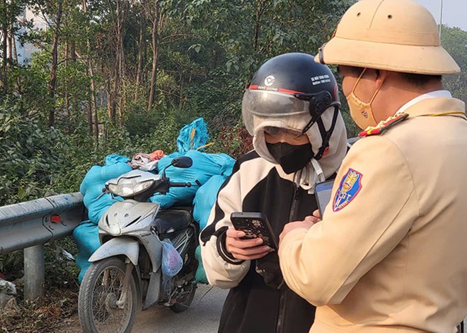 Traffic police inspect and punish traffic violations. Photo: T.Dinh
