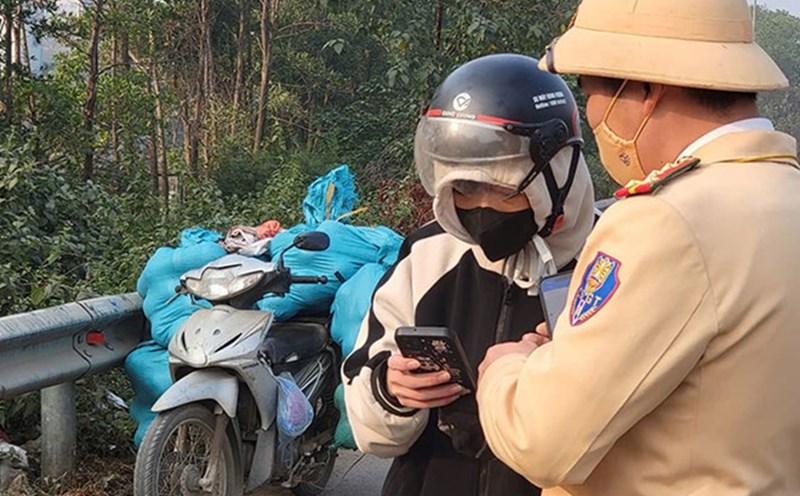 Traffic police inspect and punish traffic violations. Photo: T.Dinh
