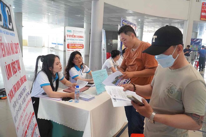 Doanh nghiệp tuyển lao động tại sàn việc làm do Trung tâm Dịch vụ việc làm tỉnh Đồng Nai tổ chức. Ảnh: HAC