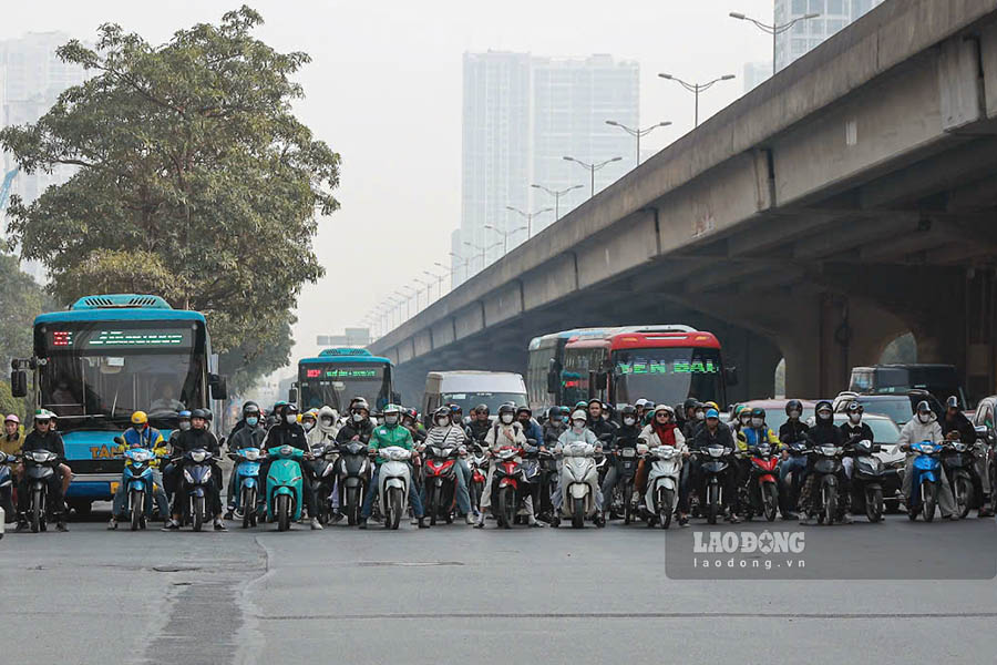 “Da so nguoi tham gia giao thong deu biet tu hom nay se tang muc xu phat voi cac hanh vi la nguyen nhan gay tai nan giao thong nen da chap hanh, chi co mot so truong hop co tinh vi pham. Don vi da quan triet den tung can bo, chien si phai tich cuc tuyen truyen, xu ly voi phuong cham khong co ngoai le, khong co vung cam“, Trung ta Pham Van Chien - Doi truong Doi CSGT duong bo so 6 cho hay.