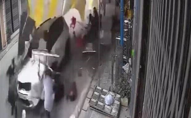 Ôtô đâm vào rạp đám tang ở thị trấn Kẻ Sặt (huyện Bình Giang, tỉnh Hải Dương). Ảnh cắt từ clip
