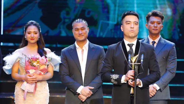 The crew of "The Unique" received the award for Impressive TV Series. Photo: Organizing Committee
