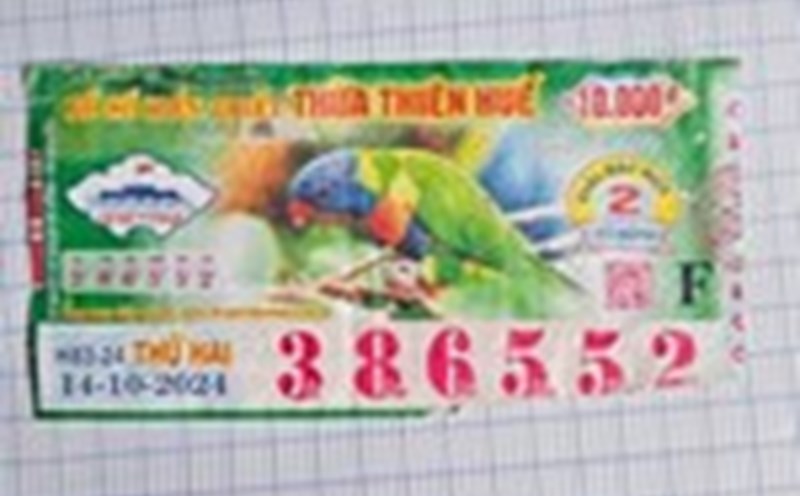 The lottery ticket that won the special prize of 2 billion VND but was not awarded to Ms. Nga. Photo: Interviewee.