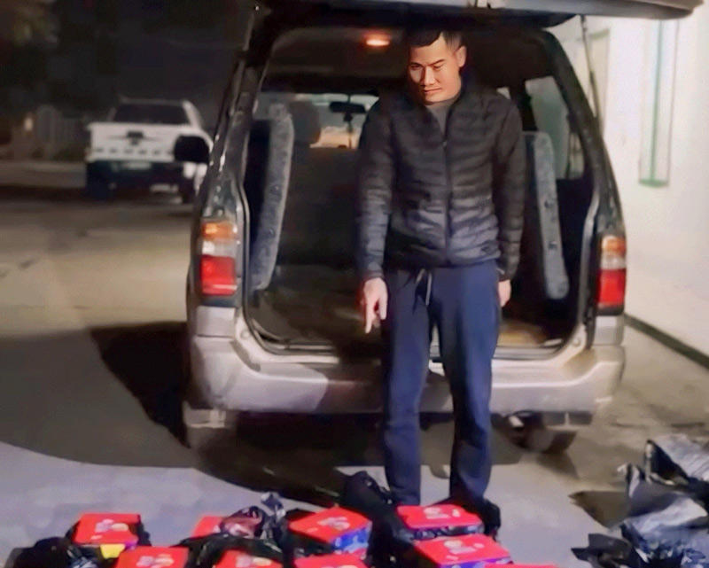 Đối tượng Đào Văn Thủy cùng số pháo hoa bị Công an Lào Cai bắt giữ. Ảnh: Công an cung cấp
