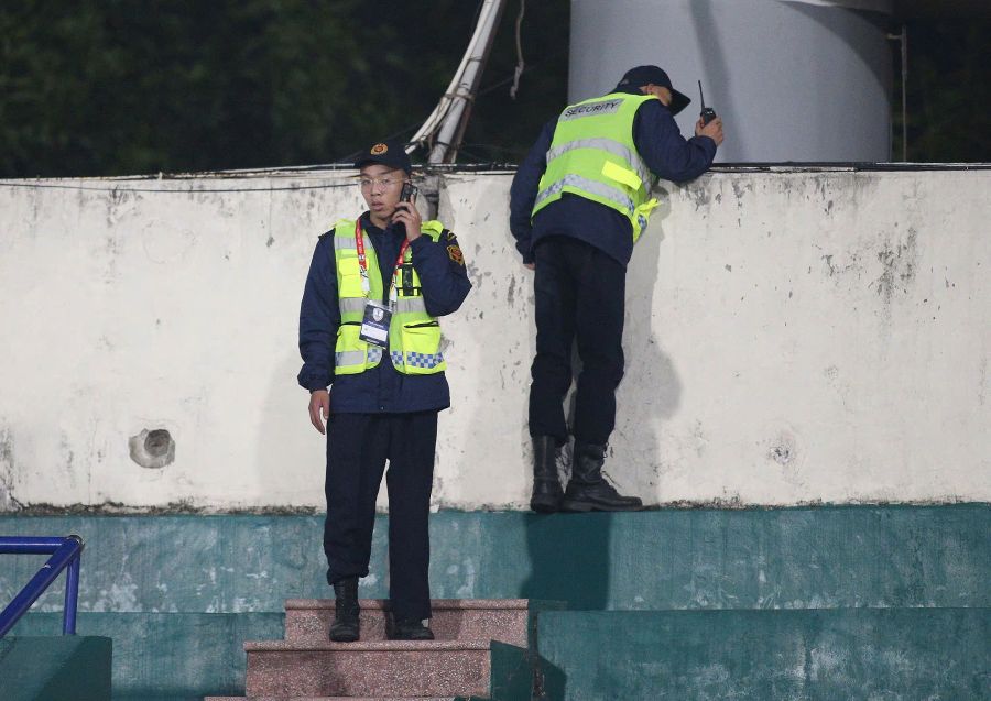 Security forces closely check the outer wall area of ​​Viet Tri Stadium during the training session of the Vietnam team. Photo: Van Phong
