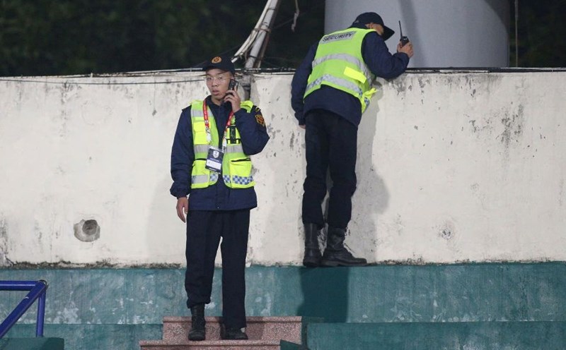 Security forces closely check the outer wall area of Viet Tri Stadium during the training session of the Vietnam team. Photo: Van Phong