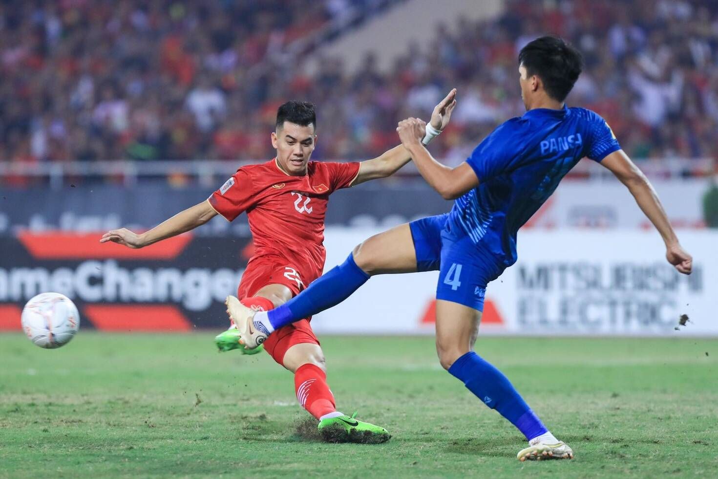 Tien Linh and his teammates have the opportunity to defeat Thailand in the final of the ASEAN Cup 2024 to win the regional championship for the third time. Photo: Minh Dan