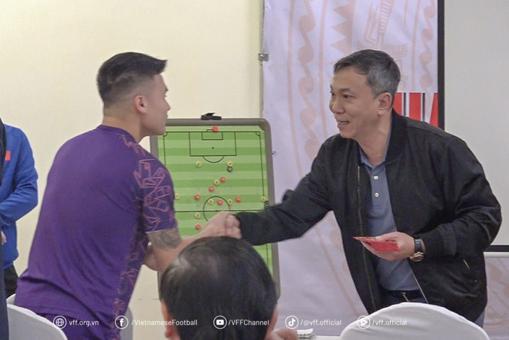 VFF President Tran Quoc Tuan encouraged the spirit of the Vietnamese team. Photo: VFF