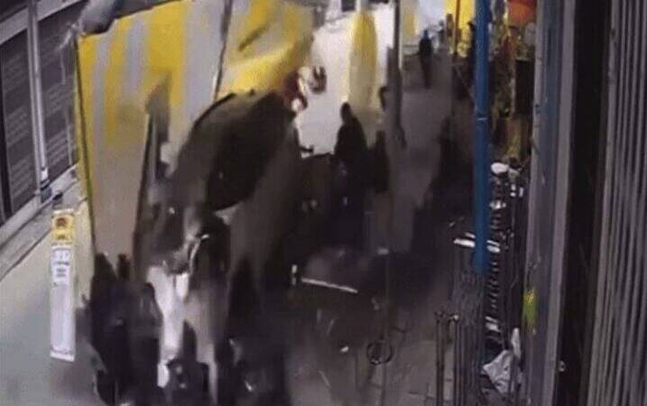 Hai Duong province authorities are investigating the case of a car crashing into a funeral hall. Photo cut from clip