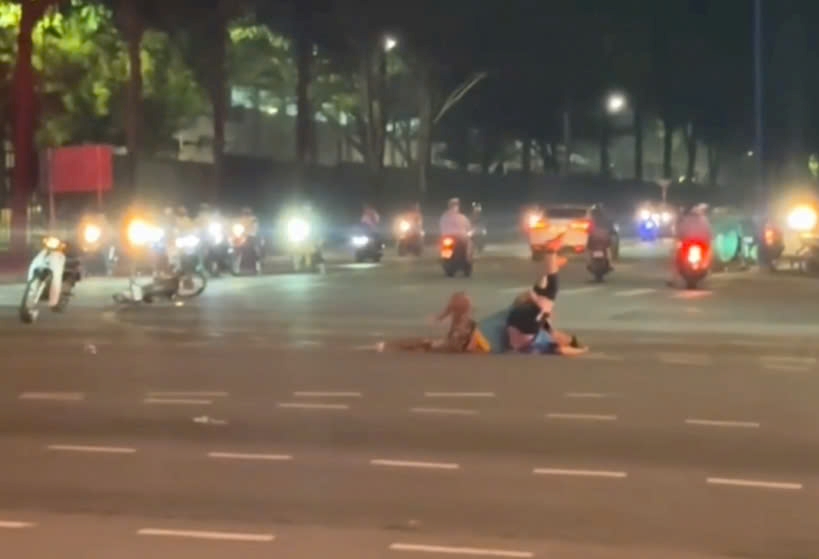 Scene of a fight suspected to have occurred after a traffic collision, one person suffered a traumatic brain injury. Photo cut from clip