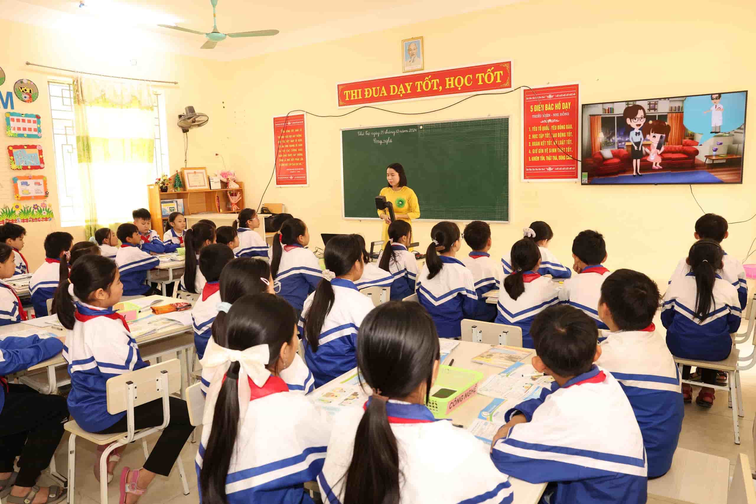 A lesson applying AI technology of 5th grade students at Ninh Hoa Primary School (Ninh Binh city). Photo: Nguyen Truong
