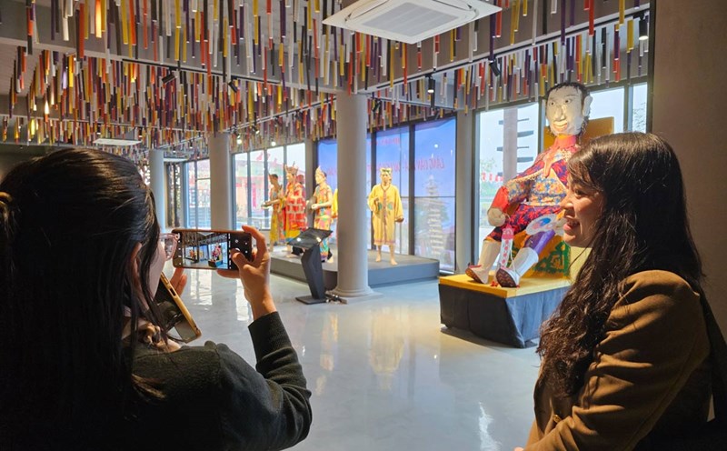 Tourists visit and take photos at the San Diu Ethnic Cultural House, Van Don District, Quang Ninh Province. Photo: Doan Hung