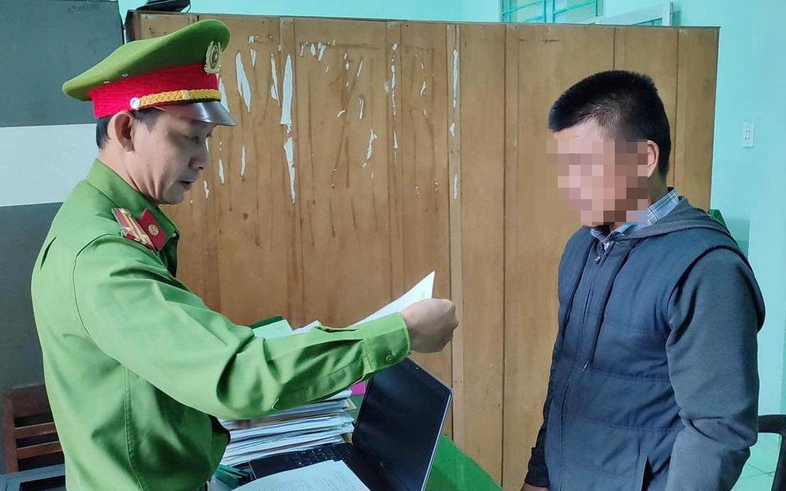 Công an thị xã Đức Phổ, tỉnh Quảng Ngãi - tống đạt lệnh khởi tố đối tượng N.Đ.T về tội "tham ô tài sản". Ảnh: Công an Quảng Ngãi.