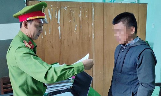 Công an thị xã Đức Phổ, tỉnh Quảng Ngãi - tống đạt lệnh khởi tố đối tượng N.Đ.T về tội "tham ô tài sản". Ảnh: Công an Quảng Ngãi.