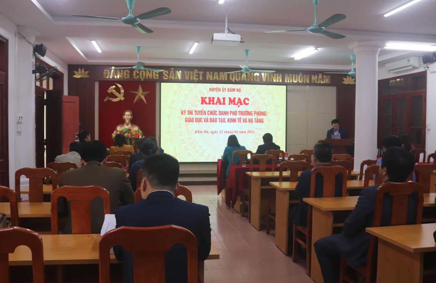 Recruitment exam for department-level management positions in Dam Ha district, Quang Ninh province. Photo: Dam Ha district information portal