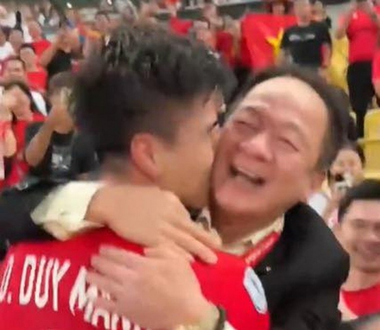 Duy Manh hon ong bau Do Quang Hien khi tuyen Viet Nam an mung chuc vo dich ASEAN Cup. Anh: Cat tu video