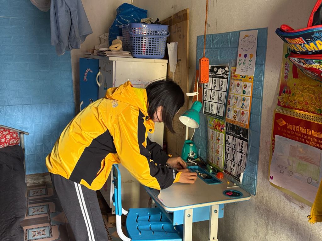 Ms. Le Thi Tam plans to take a bus with her husband and two children back to her hometown in Thanh Hoa to celebrate Tet. Photo: Bao Han