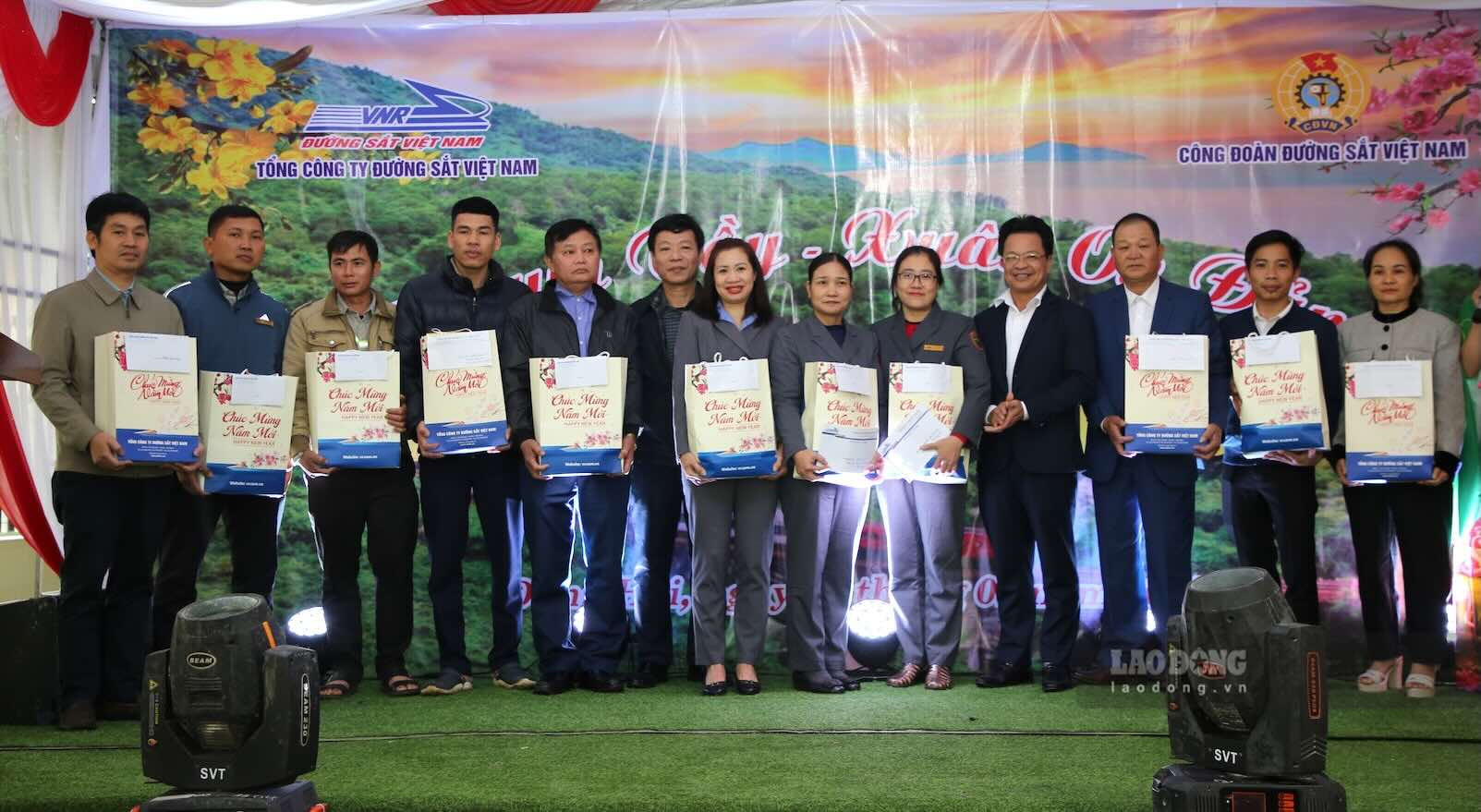 Vietnam Railways sends gifts to workers and laborers. Photo: Cong Sang