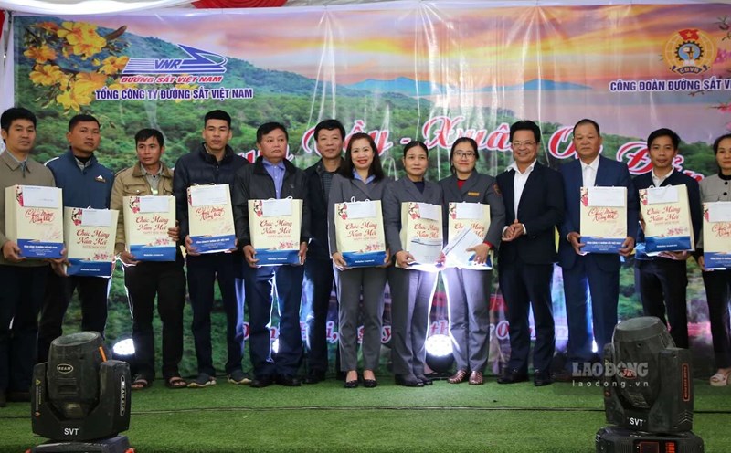 Vietnam Railways sends gifts to workers and laborers. Photo: Cong Sang