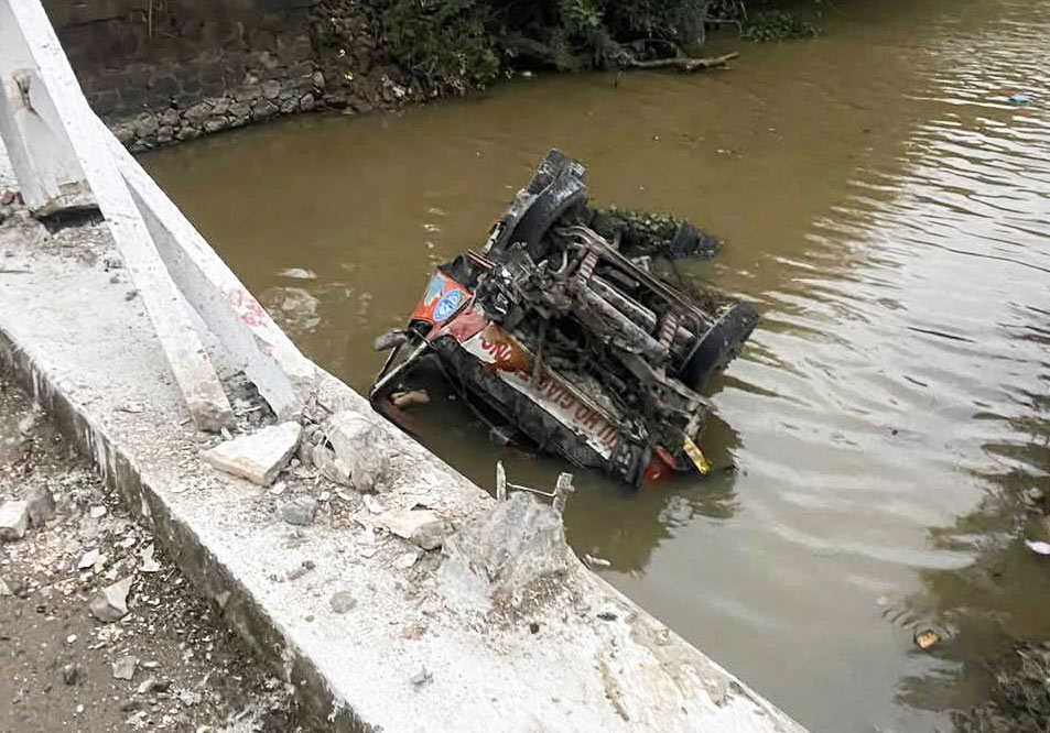 The rescue vehicle broke the railing and fell into the river in An Dung commune, Duc Tho district in a state of severe damage. Photo: Ngoc Anh