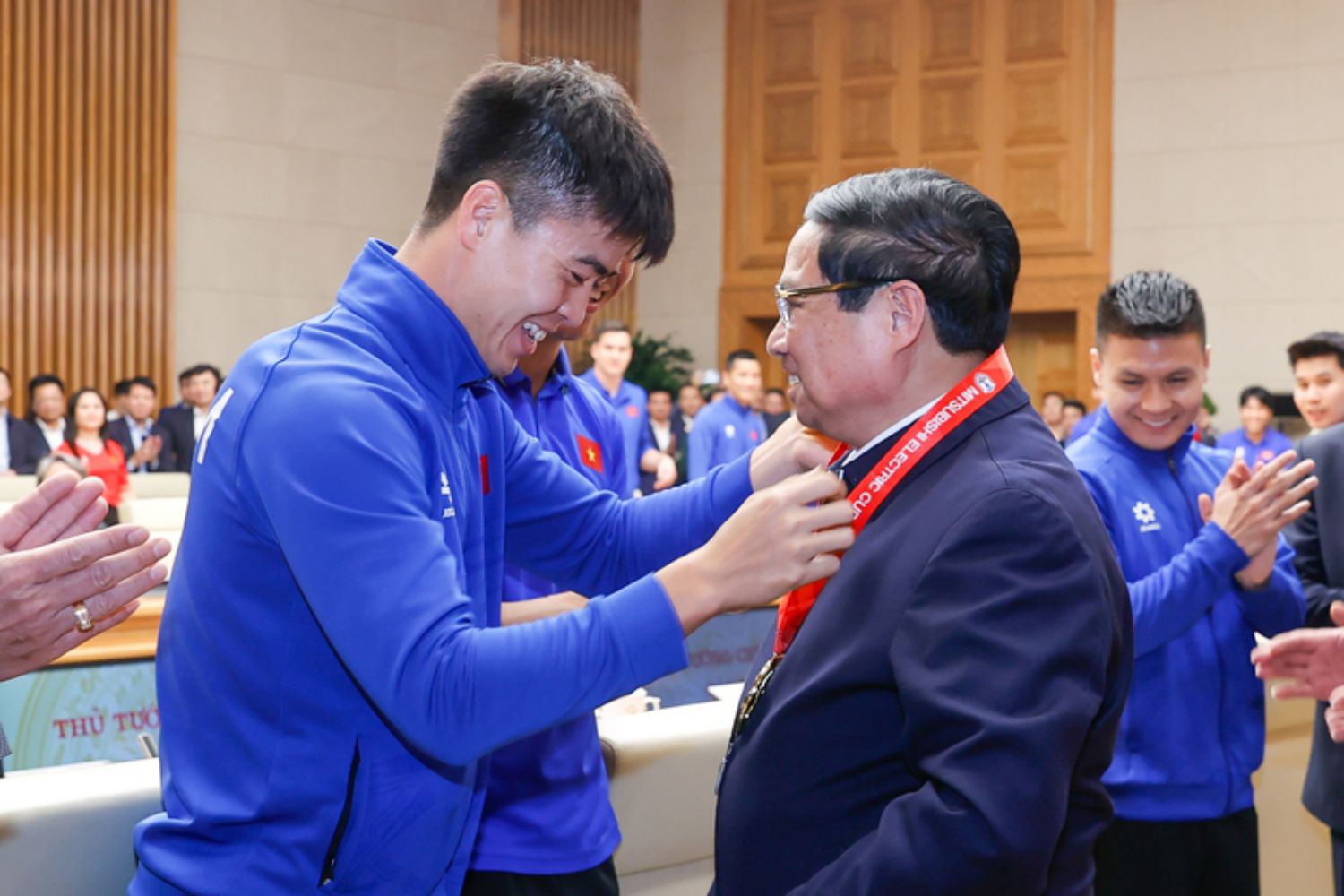 Captain Do Duy Manh, on behalf of the Vietnam National Team, respectfully presented Prime Minister Pham Minh Chinh with the 2024 ASEAN Cup Championship Medal. Photo: VGP/Nhat Bac
