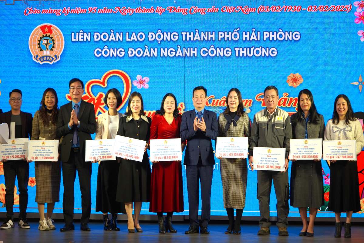Hai Phong Industry and Trade Union gives gifts and Tet allowances to units. Photo: Mai Dung