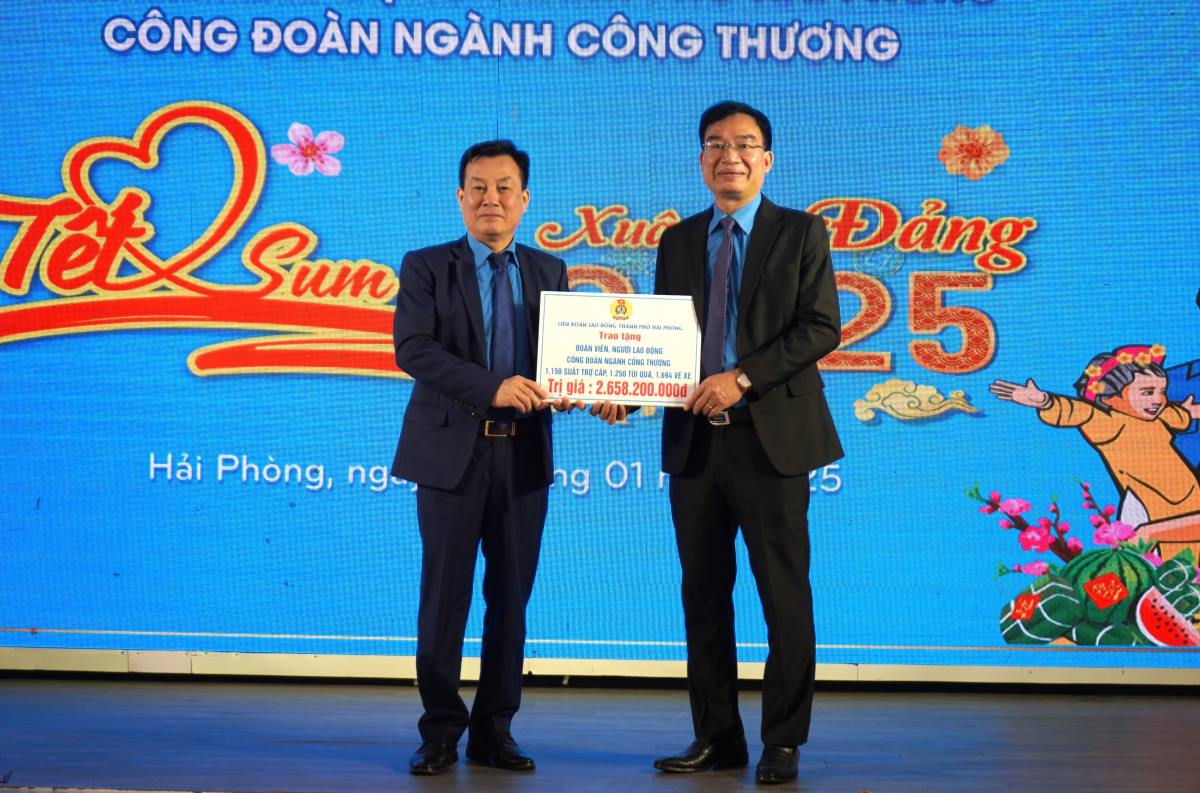 Đại diện lãnh đạo LĐLĐ TP Hải Phòng trao kinh phí chăm lo Tết cho CNVCLĐ ngành Công Thương. Ảnh: Mai Dung