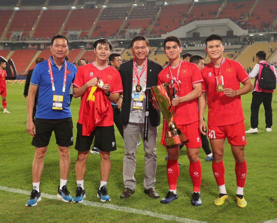 Ong Tran Anh Tu mung chuc vo dich ASEAN Cup 2024 cung cac cau thu tuyen Viet Nam. Anh: Thanh Vu