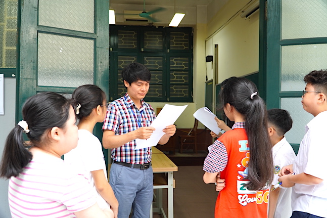 Students take the entrance exam for grade 6 at Nguyen Tat Thanh Secondary and High School in 2024. Photo: Van Trang