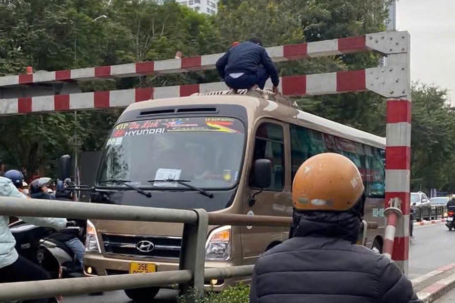 Passenger bus stuck on overpass. Photo: The Century