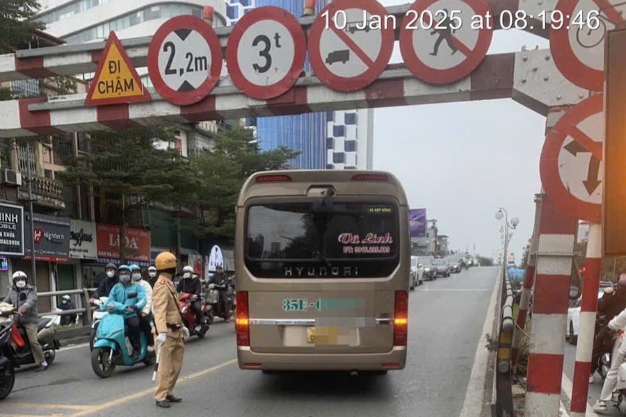 Tai xe huong dan chiec xe ra khoi cau vuot. Anh: Cong an cung cap