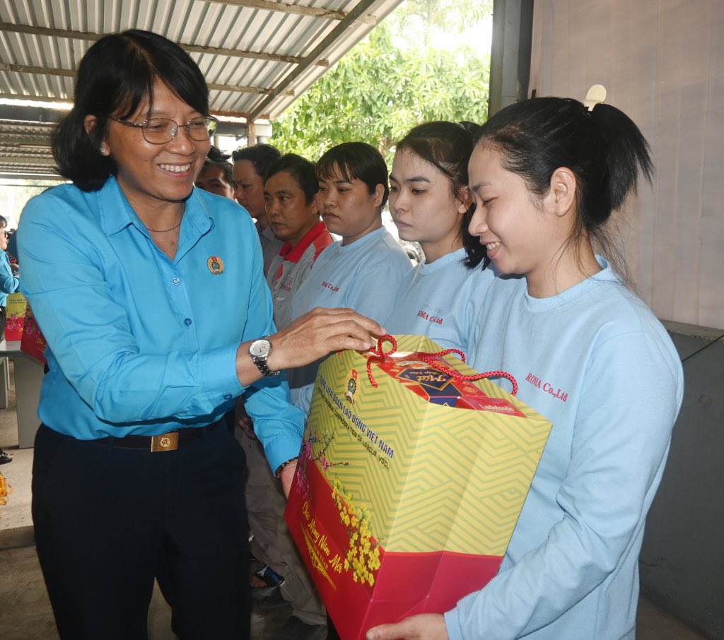 Bà Lê Thị Thu Cúc - Phó Chủ tịch Thường trực LĐLĐ tỉnh Long An - trao tặng quà cho công nhân lao động. Ảnh: Thành Nhân