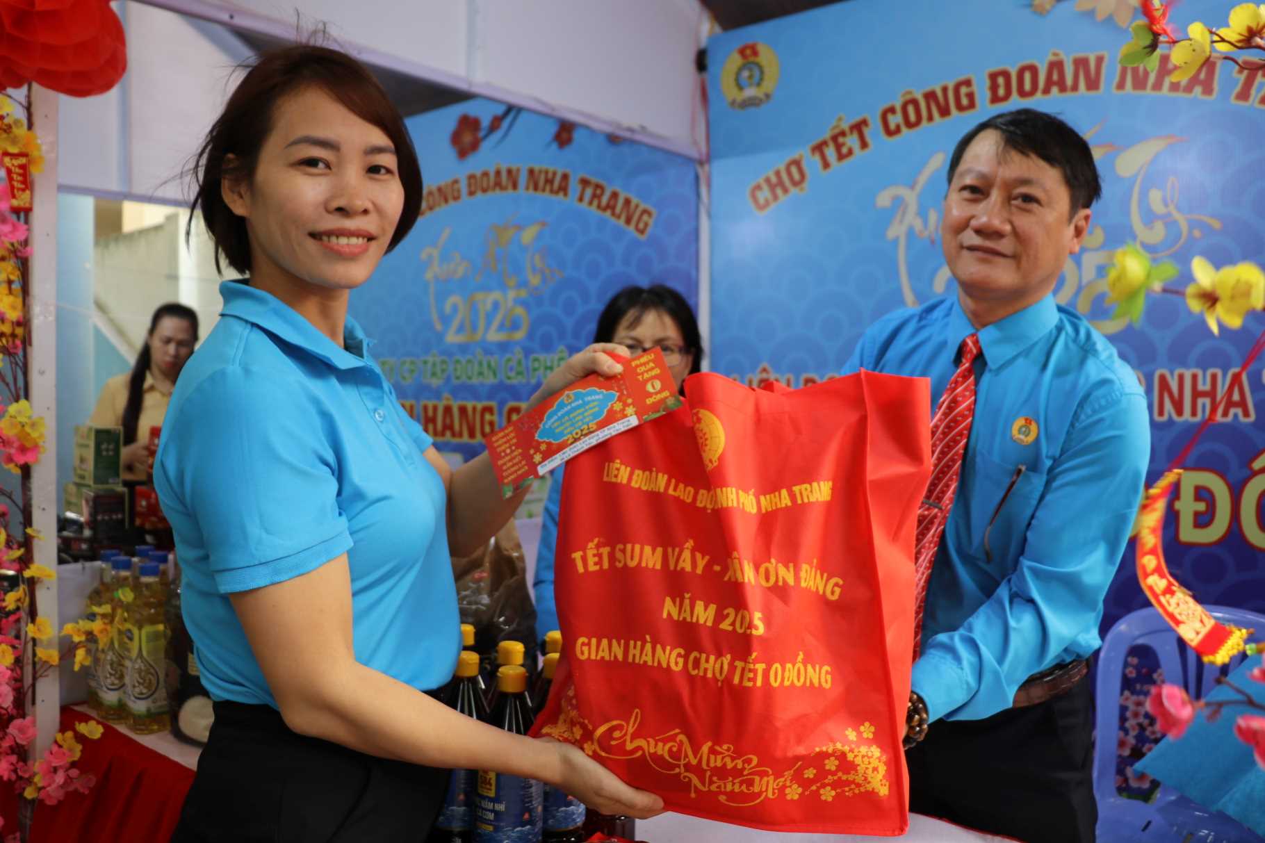 Union members excitedly buy 0 VND goods at Nha Trang Trade Union Tet Market 2025. Photo: Phuong Linh