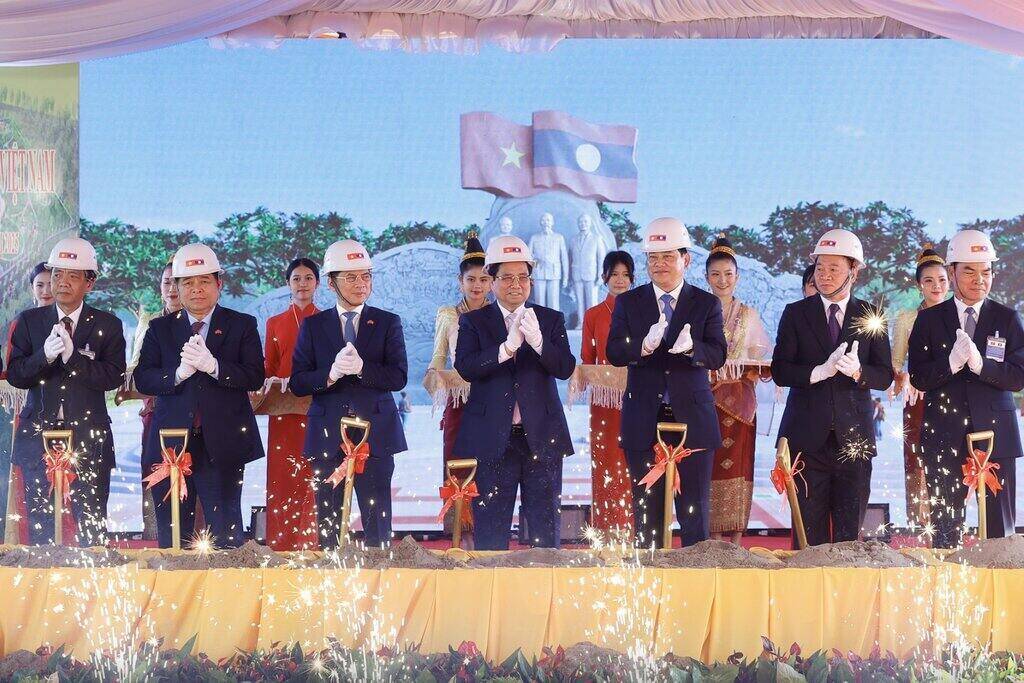 Prime Minister Pham Minh Chinh and Lao Prime Minister Sonexay Siphandone attend the groundbreaking ceremony of the Laos-Vietnam Friendship Park. Photo: VGP
