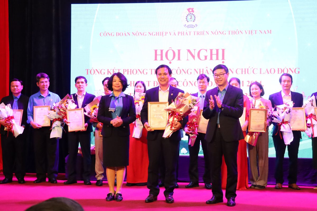 Leaders of the Vietnam Agricultural and Rural Development Trade Union awarded the first prize in the "Happy School" contest. Photo: Phuong Linh