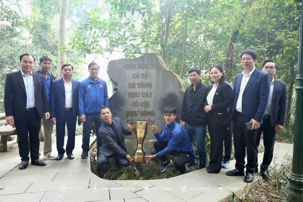 The Vietnamese football team brought the Cup back to the homeland and offered incense to pay tribute to the Hung Kings. Photo: VFF