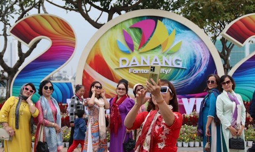 Đà Nẵng chi hơn 18 tỉ đồng trang trí Tết Quý Mão 2025, có 2 linh vật rắn của nghệ nhân nổi tiếng. Ảnh: Nguyễn Linh