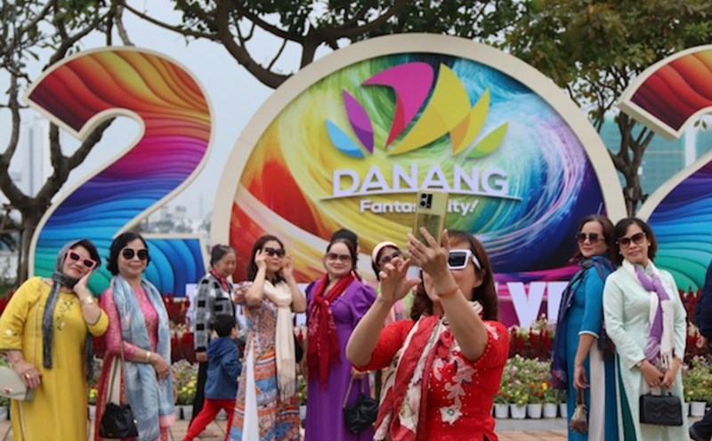 Da Nang spends more than 18 billion VND to decorate for the Lunar New Year 2025, including 2 snake mascots by famous artists. Photo: Nguyen Linh