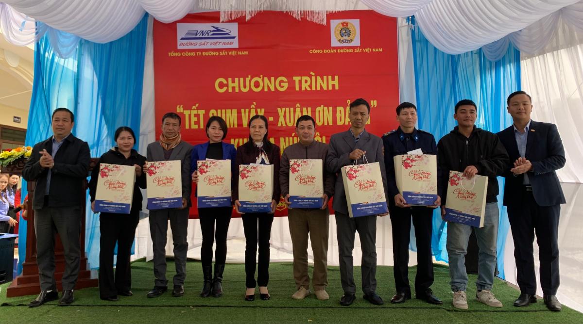 Ha Ninh Railway Joint Stock Company organizes the program "Tet Sum Vay - Spring Thanks to the Party" at Goi mountain station area in 2025. Photo: Luong Ha