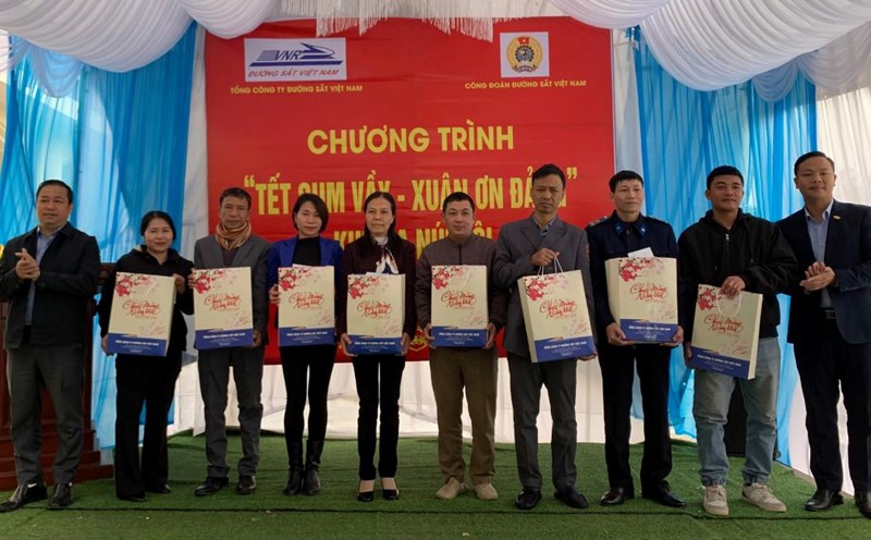 Ha Ninh Railway Joint Stock Company organizes the program "Tet Sum Vay - Spring Thanks to the Party" at Goi mountain station area in 2025. Photo: Luong Ha