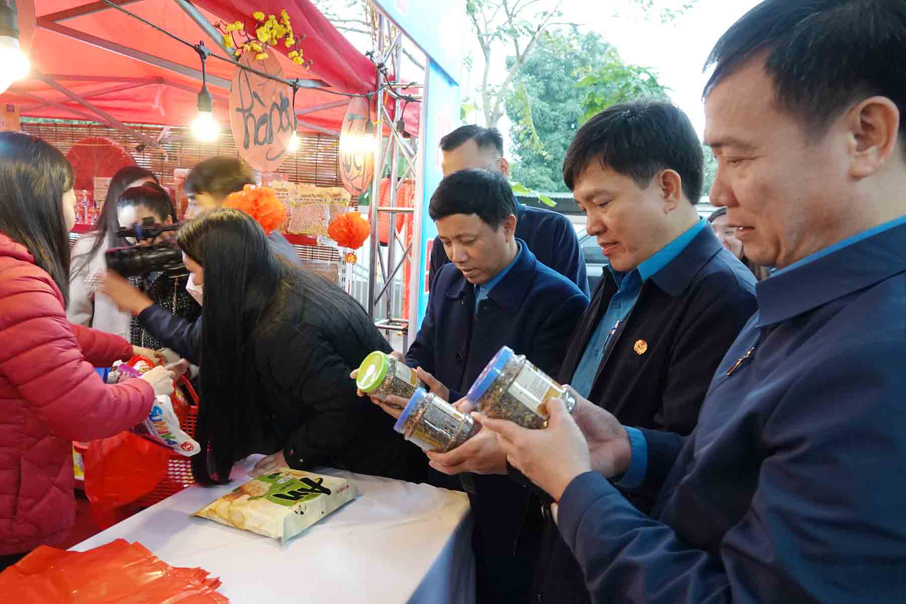 Phó Chủ tịch Tổng Liên đoàn Lao động Việt Nam Nguyễn Xuân Hùng cùng lãnh đạo Liên đoàn Lao động tỉnh Hà Tĩnh tham quan gian hàng tại phiên chợ 0 đồng do LĐLĐ Thành phố Hà Tĩnh tổ chức. Ảnh: Trần Tuấn.