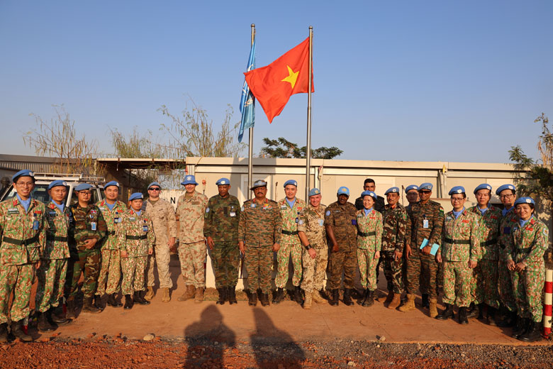 Lieutenant General Mohan Sabrahamanian poses for a photo with Vietnam's Level 2 Field Hospital No. 6 in South Sudan. Photo: Department of Peacekeeping Operations