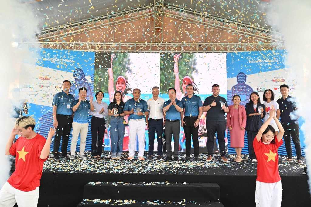 Delegates take photos at the opening ceremony of the 2025 Ho Chi Minh City Marathon. Photo: Xuan Nhi