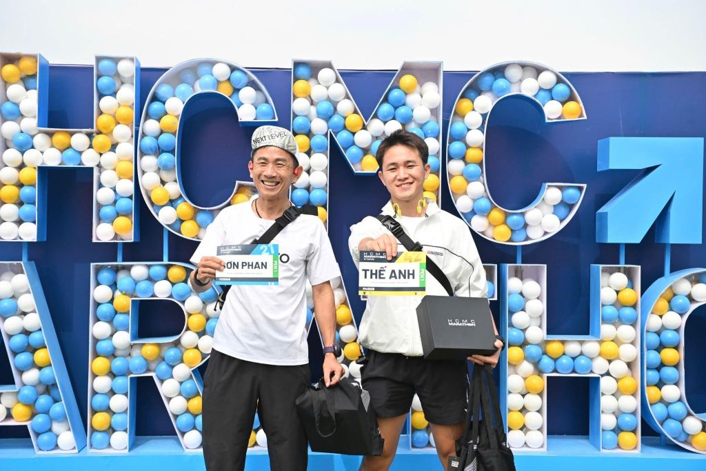 Van dong vien nhan so hieu va bo kit thi dau. Anh: Xuan Nhi